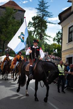 Izjemen obisk zaznamoval 50. Dneve narodnih noš in oblačilne dediščine v Kamniku (Blaž T. Muc)  (42)